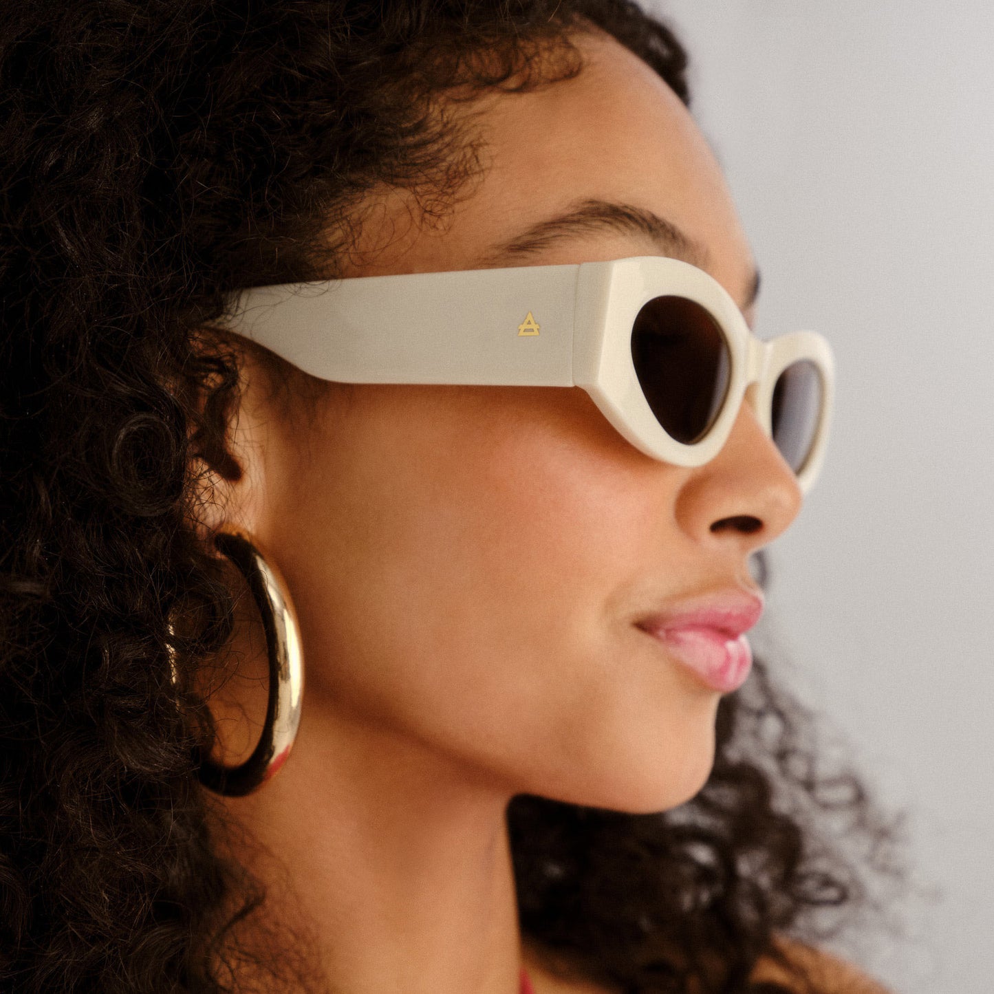 Taurus Ivory Uni-Sex Oval Sunglasses | Aire